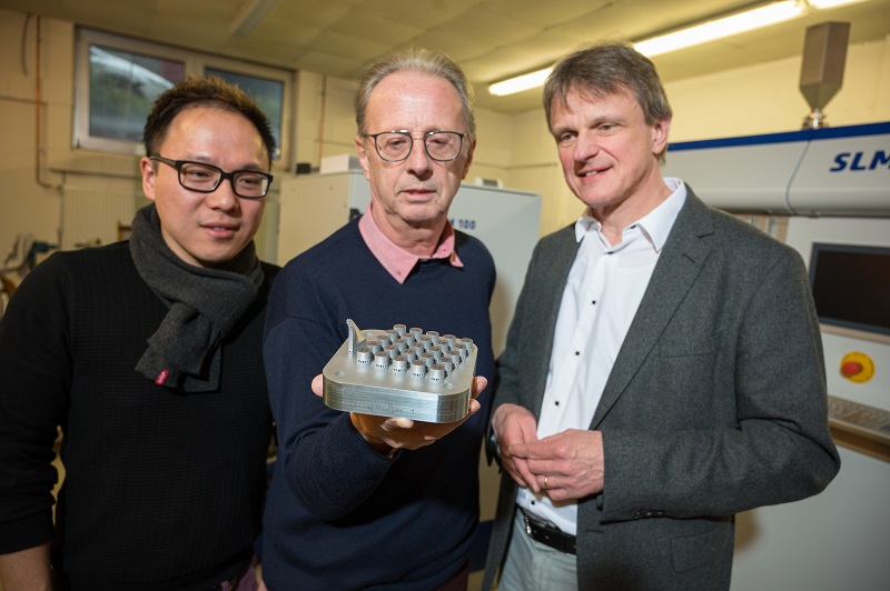 Professor Dirk Bähre (right), researcher Shiqi Fang (left) and his research team’s technical assistant Stefan Wilhelm (middle)