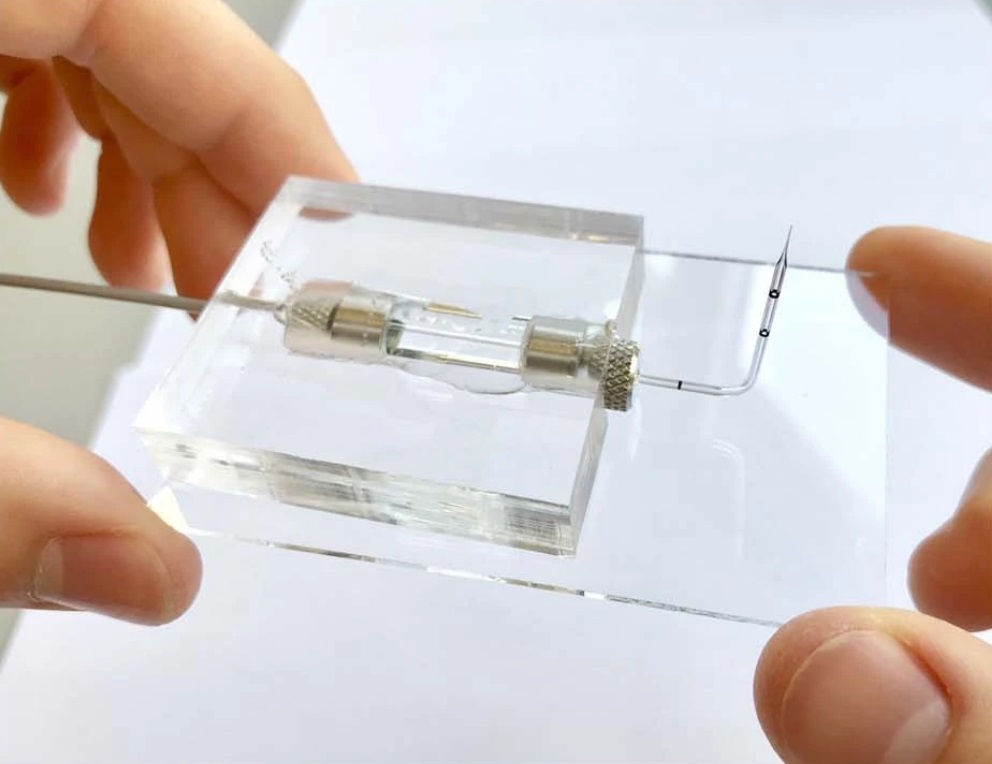 Picture of the nozzle to be installed on the microscope